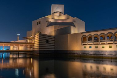 Katar, Doha 'daki İslam Sanatları Müzesi' nin gece görüşü.