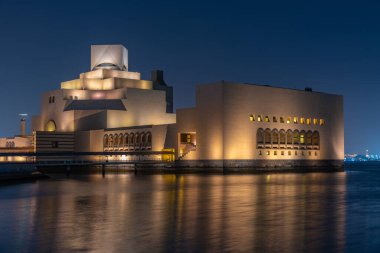 Katar, Doha 'daki İslam Sanatları Müzesi' nin gece görüşü.