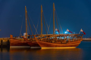 Geceleri Katar 'daki Doha' da geleneksel demirleme yerleri.