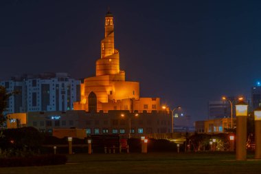 Katar 'ın Doha kentindeki Fanar Mescid camiinin gece manzarası.