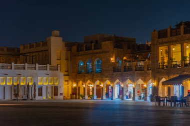 Katar 'ın Doha kentindeki Souq waqif' teki geleneksel Arap binalarının gece görüşü.