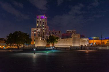 Katar, Doha 'daki Al Koot Kalesi' nin gece görüşü.