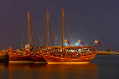 Geceleri Katar 'daki Doha' da geleneksel demirleme yerleri.