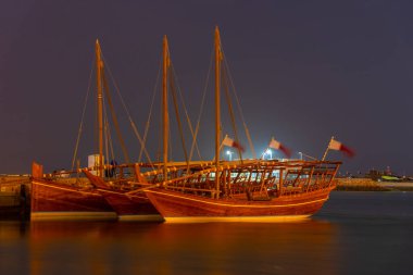 Geceleri Katar 'daki Doha' da geleneksel demirleme yerleri.