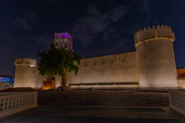 Katar, Doha 'daki Al Koot Kalesi' nin gece görüşü.