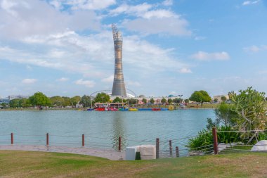 Doha 'daki meşale kulesi Katar' daki Aspire parkından görüldü..