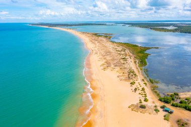 Sri Lanka 'daki Kalpitiya plajı ve göl manzarası.