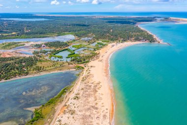 Sri Lanka 'daki Kalpitiya plajı ve göl manzarası.