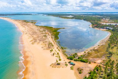 Sri Lanka 'daki Kalpitiya plajı ve göl manzarası.