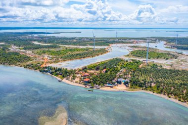 Sri Lanka 'daki Kalpitiya' da rüzgar enerjili türbinlerin gözden kaçırdığı tarım alanlarının havadan görünüşü.