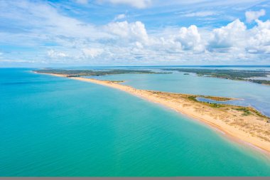 Sri Lanka 'daki Kalpitiya plajı ve göl manzarası.