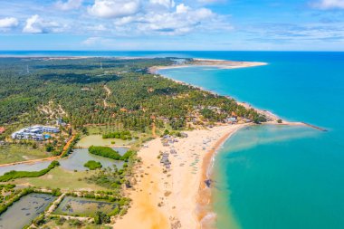 Sri Lanka 'daki Kalpitiya plajı ve göl manzarası.
