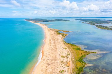 Sri Lanka 'daki Kalpitiya plajı ve göl manzarası.