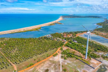 Sri Lanka 'daki Kalpitiya' da rüzgar enerjili türbinlerin gözden kaçırdığı tarım alanlarının havadan görünüşü.