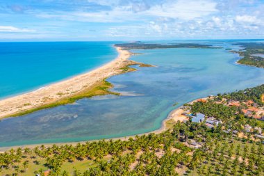 Sri Lanka 'daki Kalpitiya plajı ve göl manzarası.