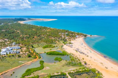 Sri Lanka 'daki Kalpitiya plajı ve göl manzarası.
