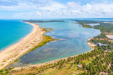 Sri Lanka 'daki Kalpitiya plajı ve göl manzarası.