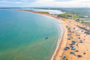 Sri Lanka 'daki Kalpitiya plajı ve göl manzarası.