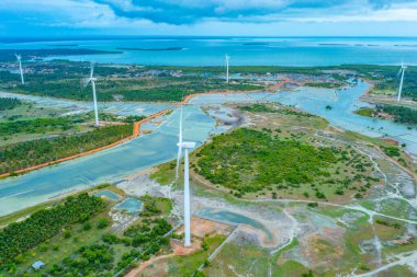 Sri Lanka 'daki Kalpitiya' da rüzgar enerjili türbinlerin gözden kaçırdığı tarım alanlarının havadan görünüşü.