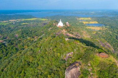 Sri Lanka 'daki Mihintale Budist sahasının havadan görünüşü.