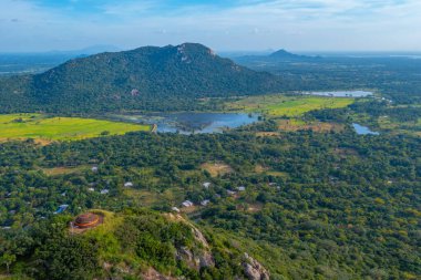 Sri Lanka 'daki Mihintale Dağı yakınlarındaki yeşil manzaranın havadan görünüşü.