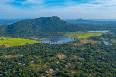Sri Lanka 'daki Mihintale Dağı yakınlarındaki yeşil manzaranın havadan görünüşü.