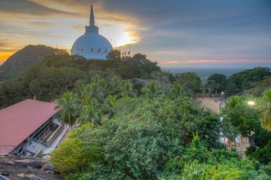 Sri Lanka 'daki Mihintale Budist sitesinde Maha stupa' nın günbatımı görünümü.