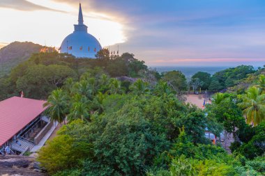 Sri Lanka 'daki Mihintale Budist sitesinde Maha stupa' nın günbatımı görünümü.