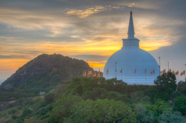 Sri Lanka 'daki Mihintale Budist sitesinde Maha stupa' nın günbatımı görünümü.