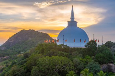 Sri Lanka 'daki Mihintale Budist sitesinde Maha stupa' nın günbatımı görünümü.