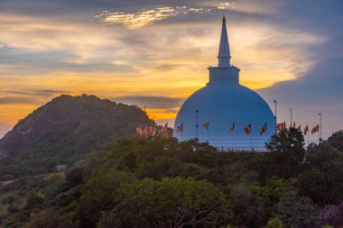 Sri Lanka 'daki Mihintale Budist sitesinde Maha stupa' nın günbatımı görünümü.