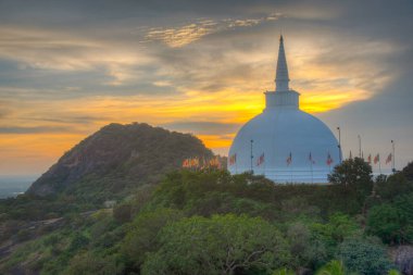 Sri Lanka 'daki Mihintale Budist sitesinde Maha stupa' nın günbatımı görünümü.