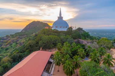Sri Lanka 'daki Mihintale Budist sitesinde Maha stupa' nın günbatımı görünümü.