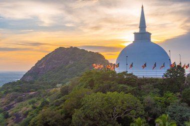 Sri Lanka 'daki Mihintale Budist sitesinde Maha stupa' nın günbatımı görünümü.