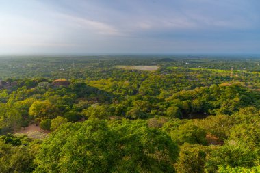 Sri Lanka 'daki Mihintale Dağı yakınlarındaki yeşil manzaranın havadan görünüşü.