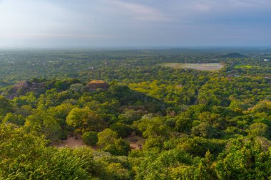 Sri Lanka 'daki Mihintale Budist sitesinde Kantaka Cetiya stupa.