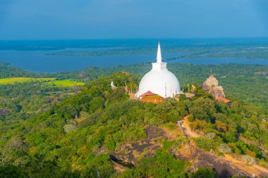 Sri Lanka 'daki Mihintale Budist sahasının havadan görünüşü.