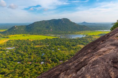 Sri Lanka 'daki Mihintale Dağı yakınlarındaki yeşil manzaranın havadan görünüşü.