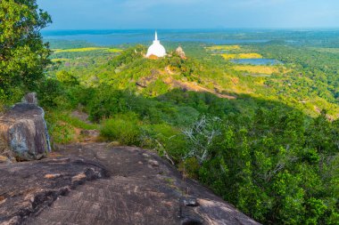 Sri Lanka 'daki Mihintale Budist sahasının havadan görünüşü.