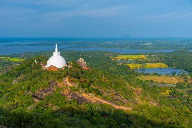 Sri Lanka 'daki Mihintale Budist sahasının havadan görünüşü.