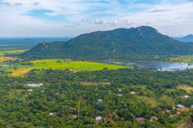 Sri Lanka 'daki Mihintale Dağı yakınlarındaki yeşil manzaranın havadan görünüşü.
