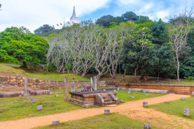 Sri Lanka 'daki Mihintale Budist sitesinin antik kalıntıları.