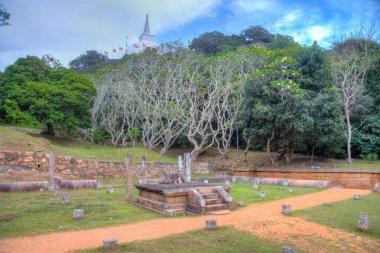 Sri Lanka 'daki Mihintale Budist sitesinin antik kalıntıları.