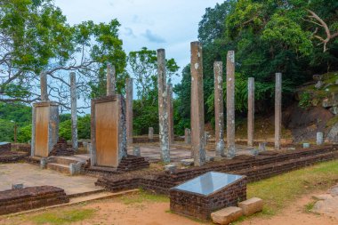 Sri Lanka 'daki Mihintale Budist sahasında taş levha yazısı..