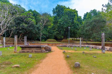 Sri Lanka 'daki Mihintale Budist sitesinin antik kalıntıları.