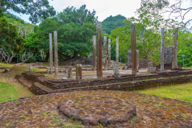 Sri Lanka 'daki Mihintale Budist sitesinin antik kalıntıları.