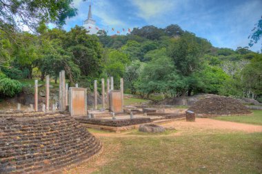 Sri Lanka 'daki Mihintale Budist sahasında taş levha yazısı..