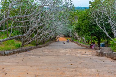 Sri Lanka 'daki Mihintale Budist sitesinin antik kalıntıları.