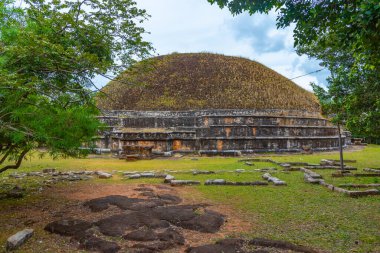 Sri Lanka 'daki Mihintale Budist sitesinde Kantaka Cetiya stupa.