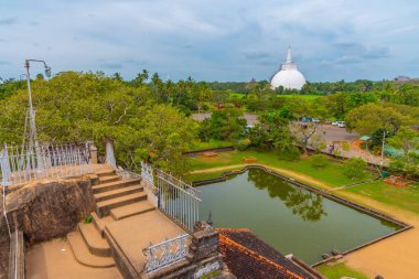 Sanda Hiru Seya, Sri Lanka 'daki Anuradhapura yakınlarındaki Isurumuniya Rajamaha Viharaya tapınağından izledi..